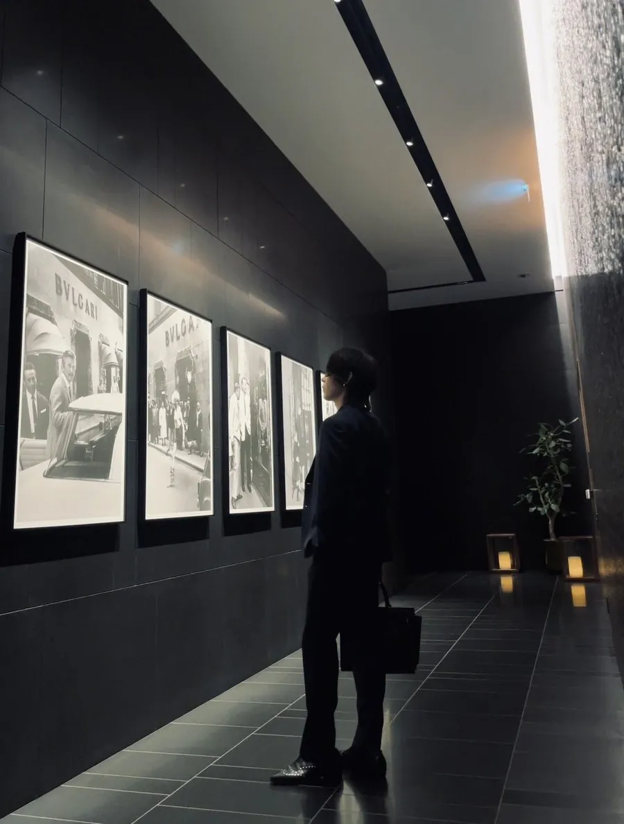 展示を見て立つAki